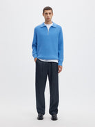 SLMBEN Pull col polo zippé en laine RWS — Selected Homme — Granada Sky — porté, en pied de face 2 | Appart 17 Bruxelles