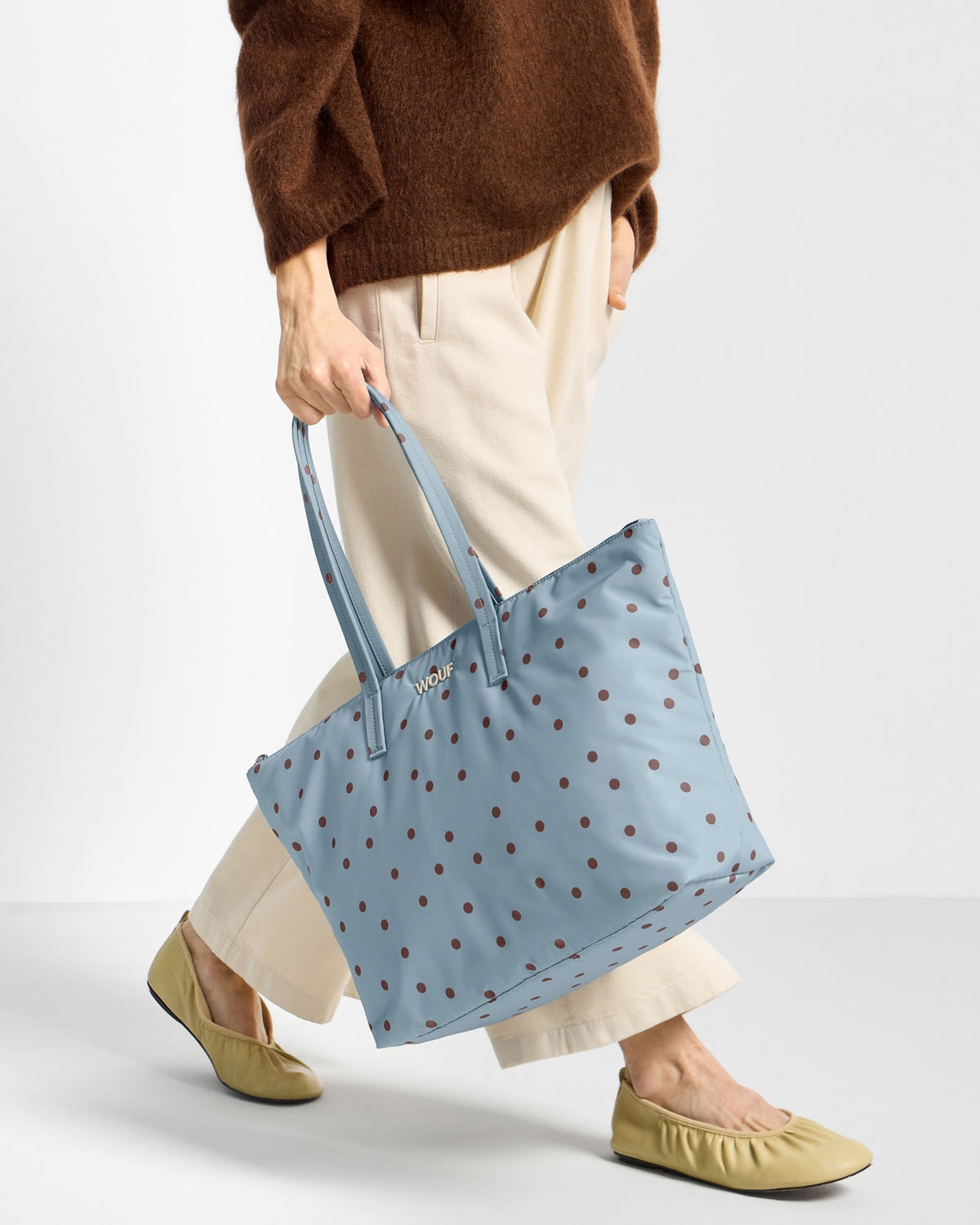 SHOPPER Grand cabas matelassé en polyester recyclé — Wouf — Polka — porté, détail 4 | Appart 17 Bruxelles