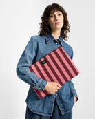 Housse d'ordinateur 13" et 14" matelassée en polyester recyclé — Wouf — Sophie — porté | Appart 17 Bruxelles