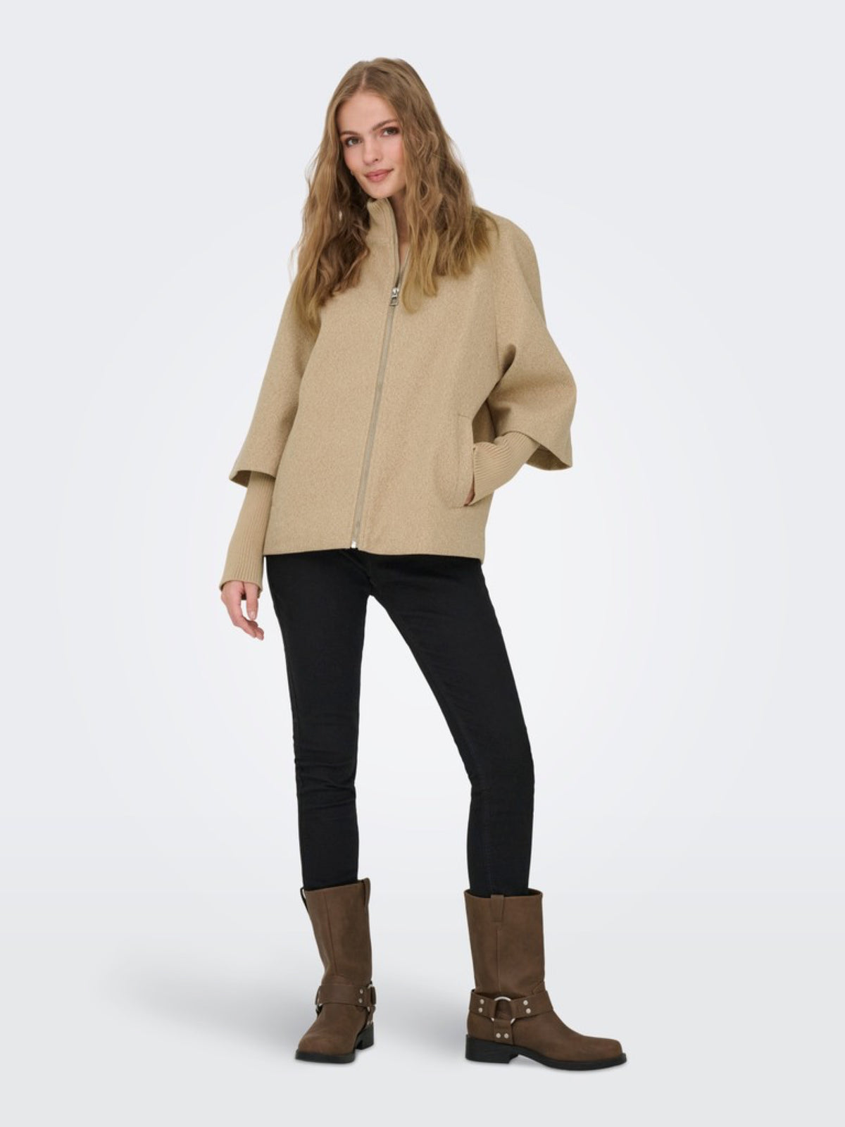 JDYMEMORY Veste courte zippée à col montant en lainage côtelé — JDY — Camel Melange — porté 2 | Appart 17 Bruxelles