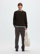 SLMPIM Pull col rond en maille côtelée à manches raglan — Selected Homme — Delicioso — porté, en pied, avec sac 3 | Appart 17 Bruxelles