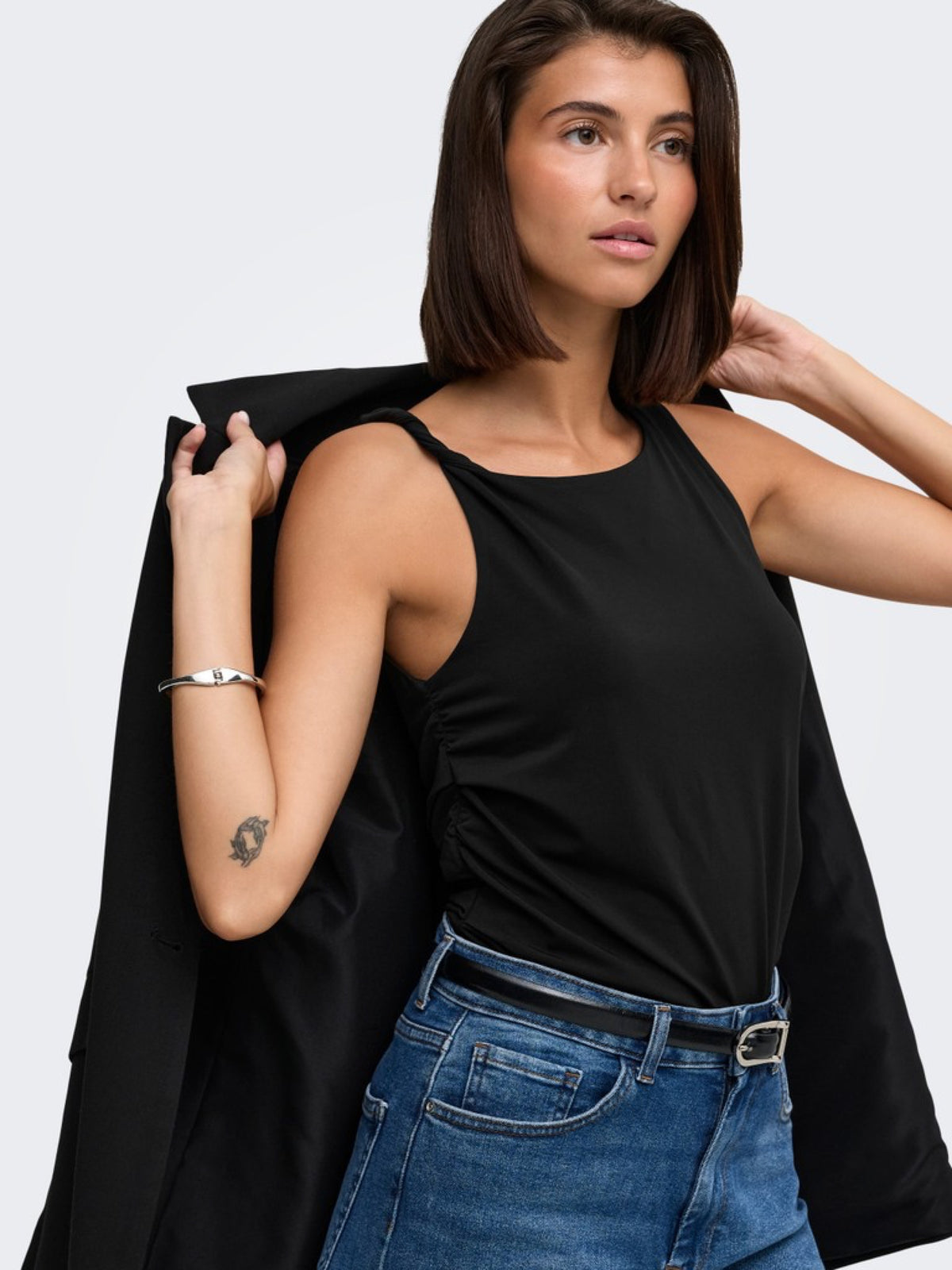 JDYMISTY Top sans manches drapé à encolure asymétrique — JDY — Black — porté 3 | Appart 17 Bruxelles