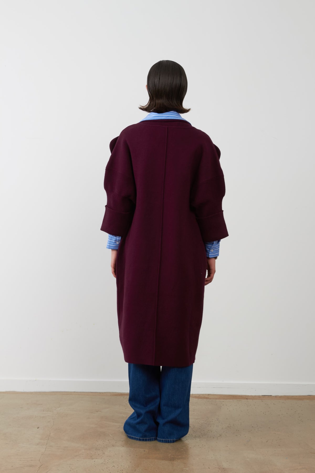 KOH Manteau-gilet long en maille — Orfeo — Burgundy — porté, de dos 7 | Appart 17 Bruxelles