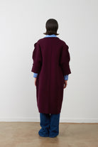 KOH Manteau-gilet long en maille — Orfeo — Burgundy — porté, de dos 7 | Appart 17 Bruxelles