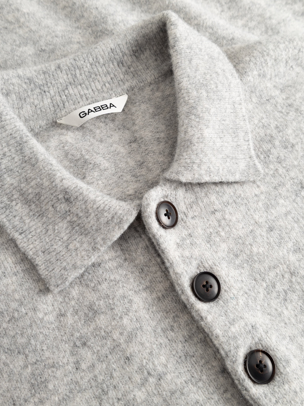GABpietro Polo en maille à motif argyle, coupe boxy — Gabba — Lt. Grey Melange — détail du col 5 | Appart 17 Bruxelles