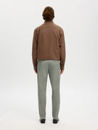 SLM175 NEW MILES Pantalon slim chino stretch coton bio — Selected Homme — Vetiver — porté, vue de dos | Appart 17 Bruxelles