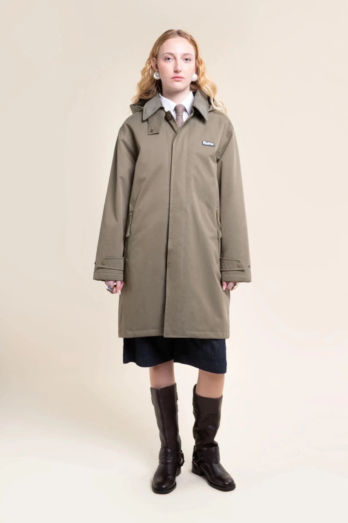 Flotte REUILLY Parka longue imperméable en coton — Flotte — Kaki — porté, vue de face | Appart 17 Bruxelles