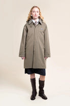 Flotte REUILLY Parka longue imperméable en coton — Flotte — Kaki — porté, vue de face | Appart 17 Bruxelles