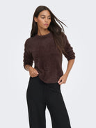 JDYJAYLA Pull col rond en maille plume — JDY — Coffee Bean — porté 3 | Appart 17 Bruxelles