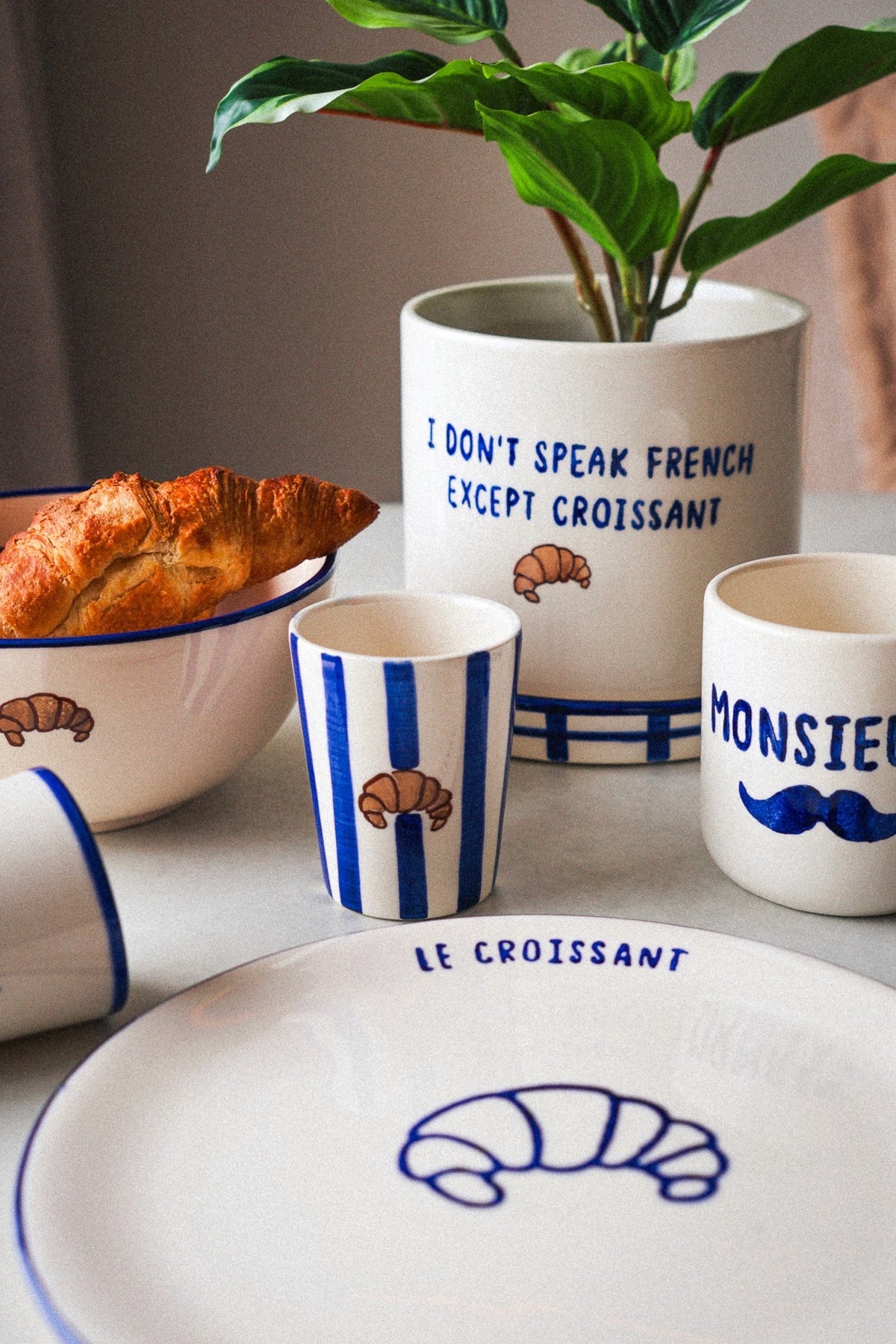 Pot de fleurs « I don't speak French except croissant » — ATELIER PISTACHE — I don't speak French except croissant — mis en scène avec d’autres articles 3 | Appart 17 Bruxelles