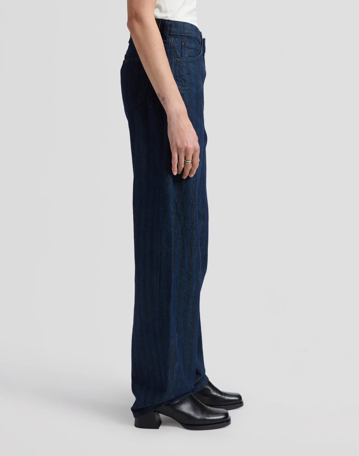 BALLOON Jean coupe ballon taille mi-haute en denim et lyocell — Lee — Hickory Rinse — porté, de profil 4 | Appart 17 Bruxelles