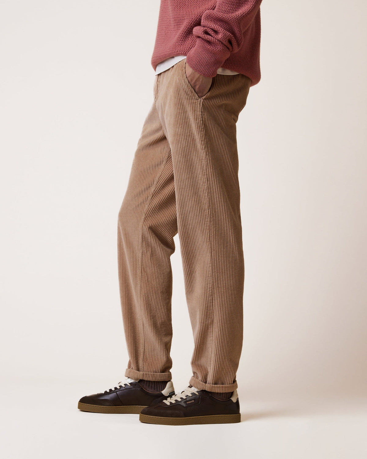 DREUILLE Pantalon en velours côtelé, taille élastique — FAGUO — Beige foncé — porté 4 | Appart 17 Bruxelles