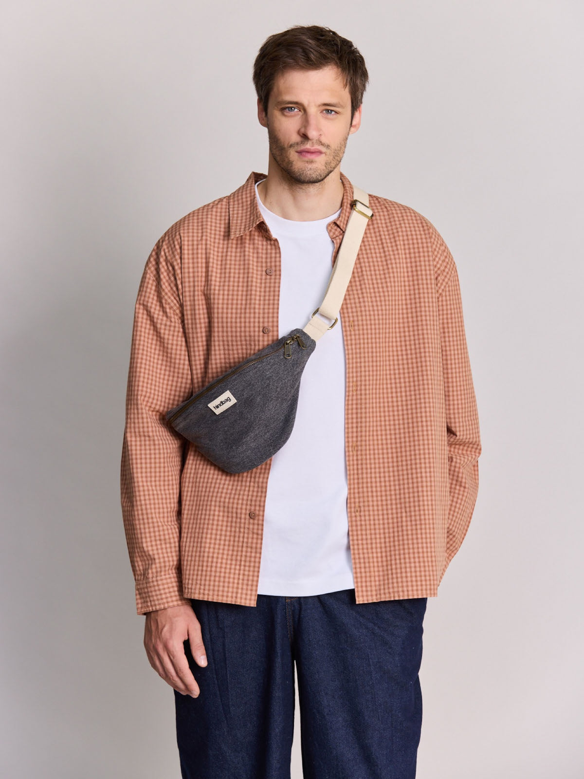 Hindbag Banane Olivia — Hindbag — Denim gris foncé — porté, vue 2 2 | Appart 17 Bruxelles