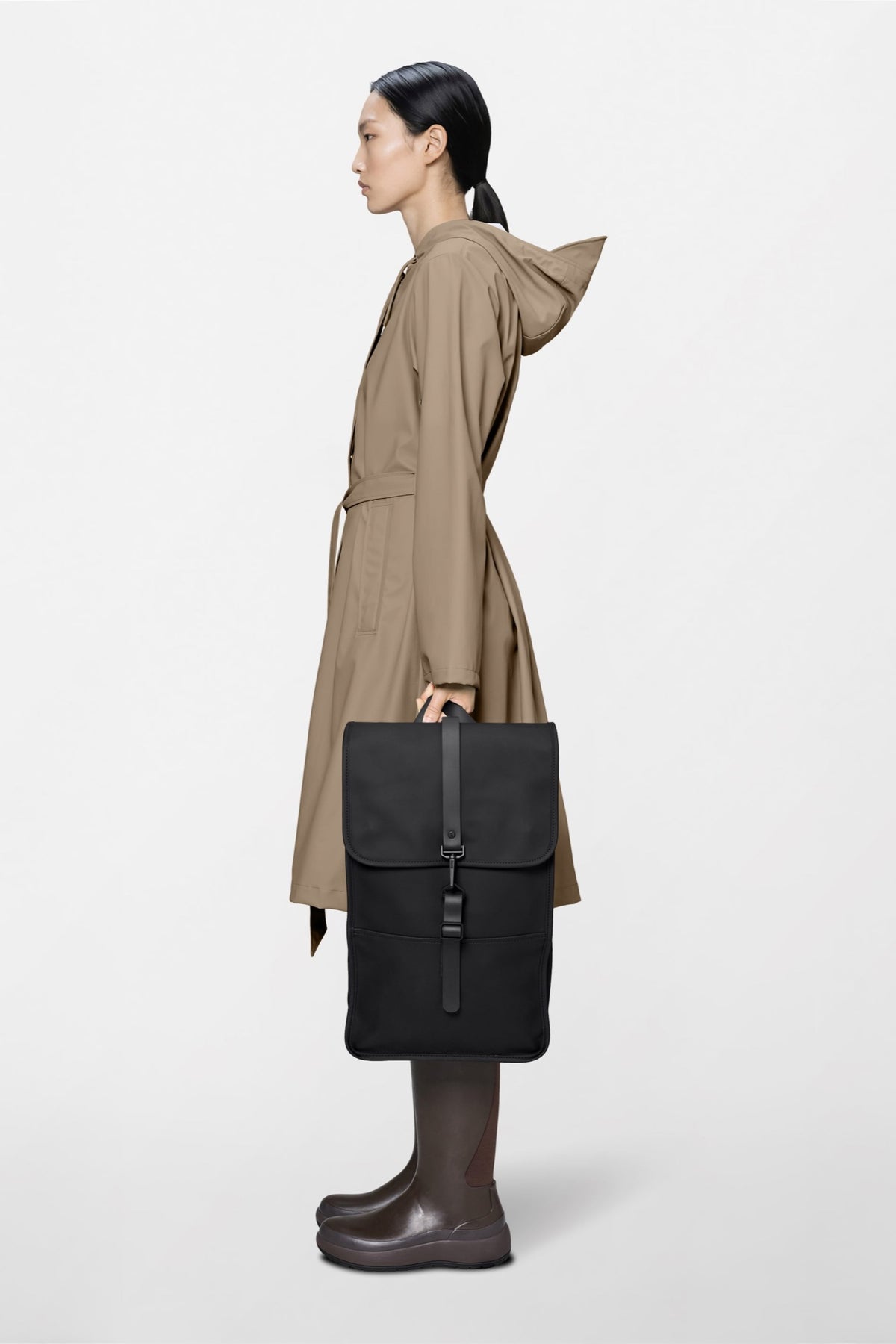 Backpack W3 — Rains — Black — porté, vue 2 | Appart 17 Bruxelles