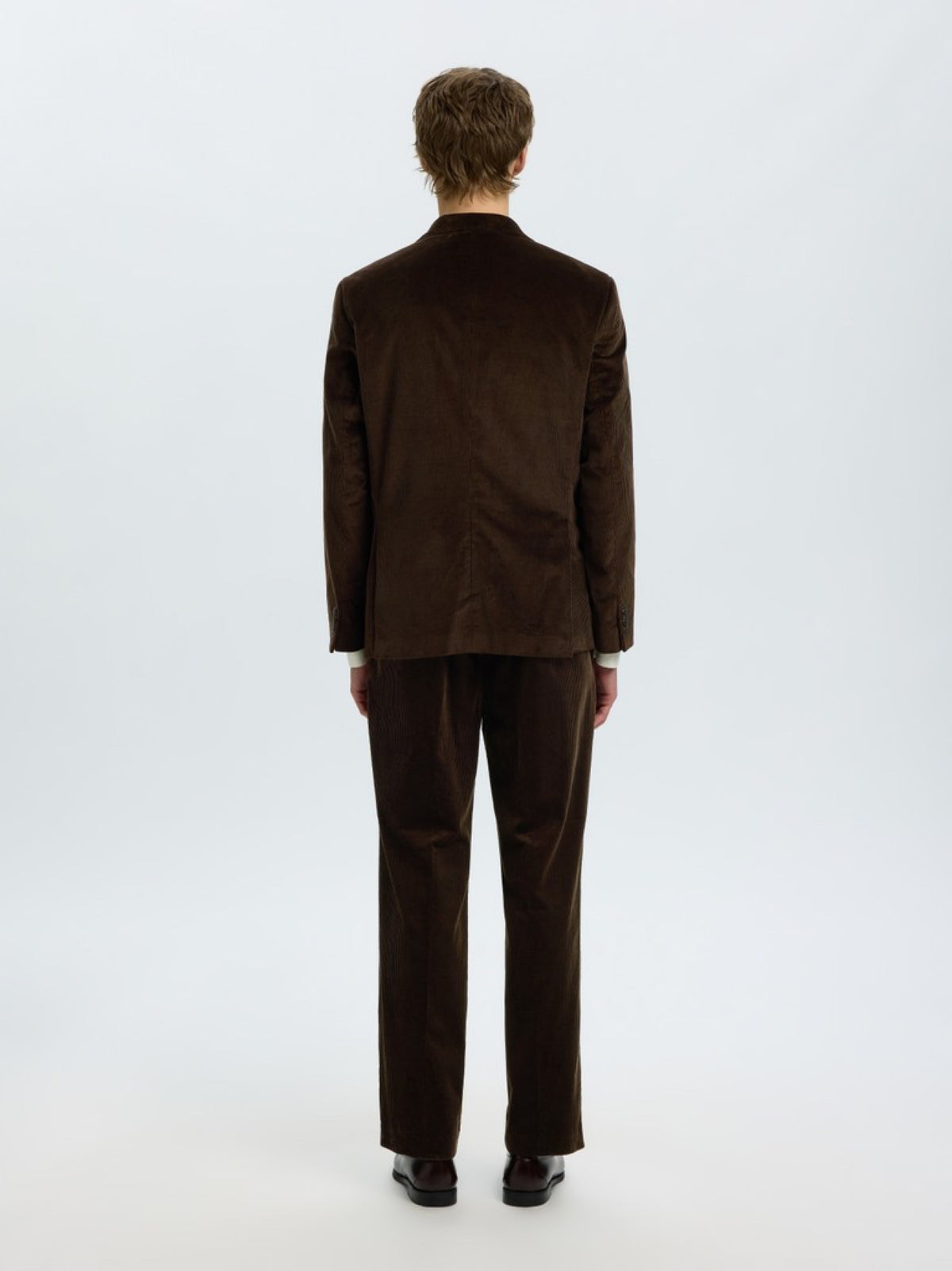 SLMREG-ENZO Blazer en velours côtelé de coton bio — Selected Homme — Delicioso — porté, de dos 4 | Appart 17 Bruxelles