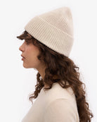 Colorful Standard Merino Wool Beanie Bonnet laine mérinos recyclée — Colorful Standard — Ivory White — porté de profil 3 | Appart 17 Bruxelles