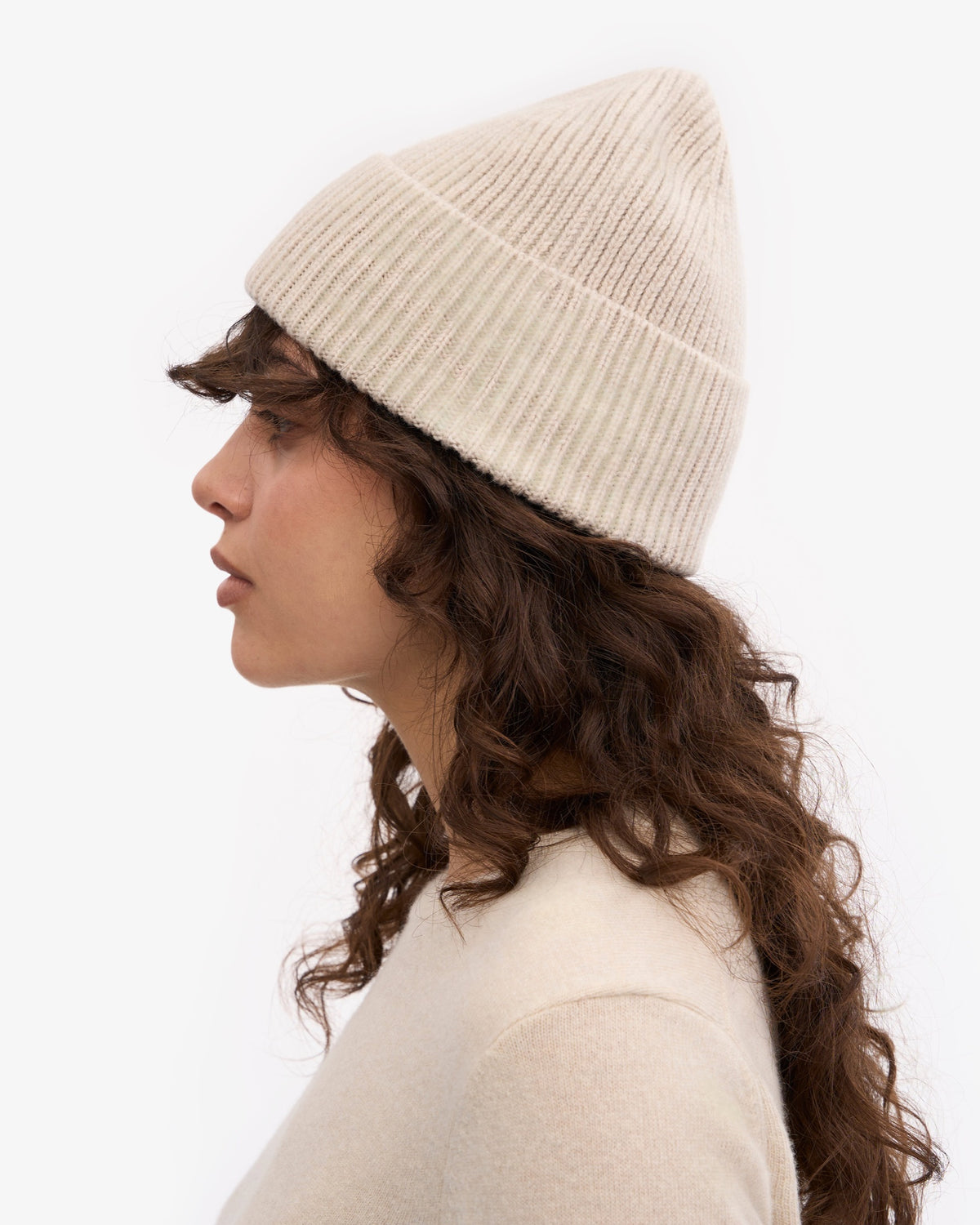Colorful Standard Merino Wool Beanie Bonnet laine mérinos recyclée — Colorful Standard — Ivory White — porté de profil 3 | Appart 17 Bruxelles