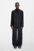 Jacket W3 Imperméable unisex — Rains — Black — porté, vue de face | Appart 17 Bruxelles
