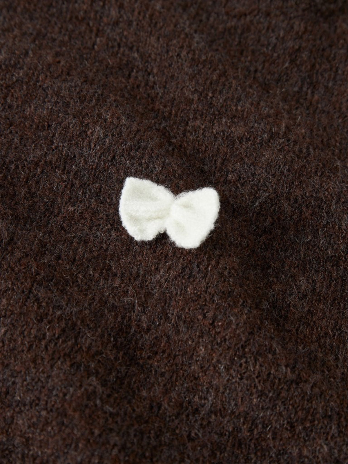NMFRAVI Pull duveteux à petits nœuds fille — name it — Chocolate Plum — détail d’un nœud 3 | Appart 17 Bruxelles