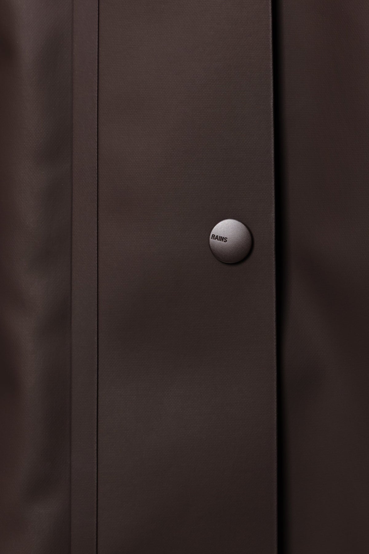 Rains NARA Long W Jacket Imperméable long cintré à capuche amovible — Rains — Bark — détail des pressions 5 | Appart 17 Bruxelles
