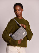 Hindbag Nino Sac bandoulière, tartan ou effet laine — Hindbag — Effet laine granite — porté 2 | Appart 17 Bruxelles