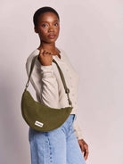 Hindbag Andrea Sac demi-lune d'hiver, velours, tartan ou effet laine — Hindbag — Effet laine khaki — porté 2 | Appart 17 Bruxelles