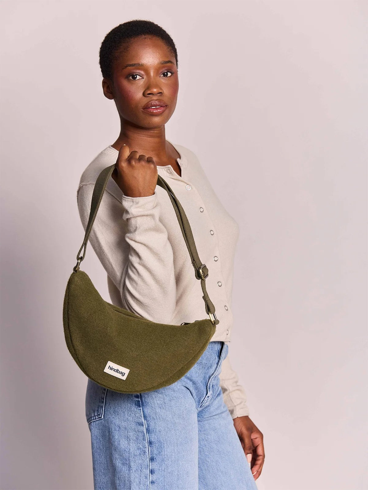 Hindbag Andrea Sac demi-lune d'hiver, velours, tartan ou effet laine — Hindbag — Effet laine khaki — porté 2 | Appart 17 Bruxelles