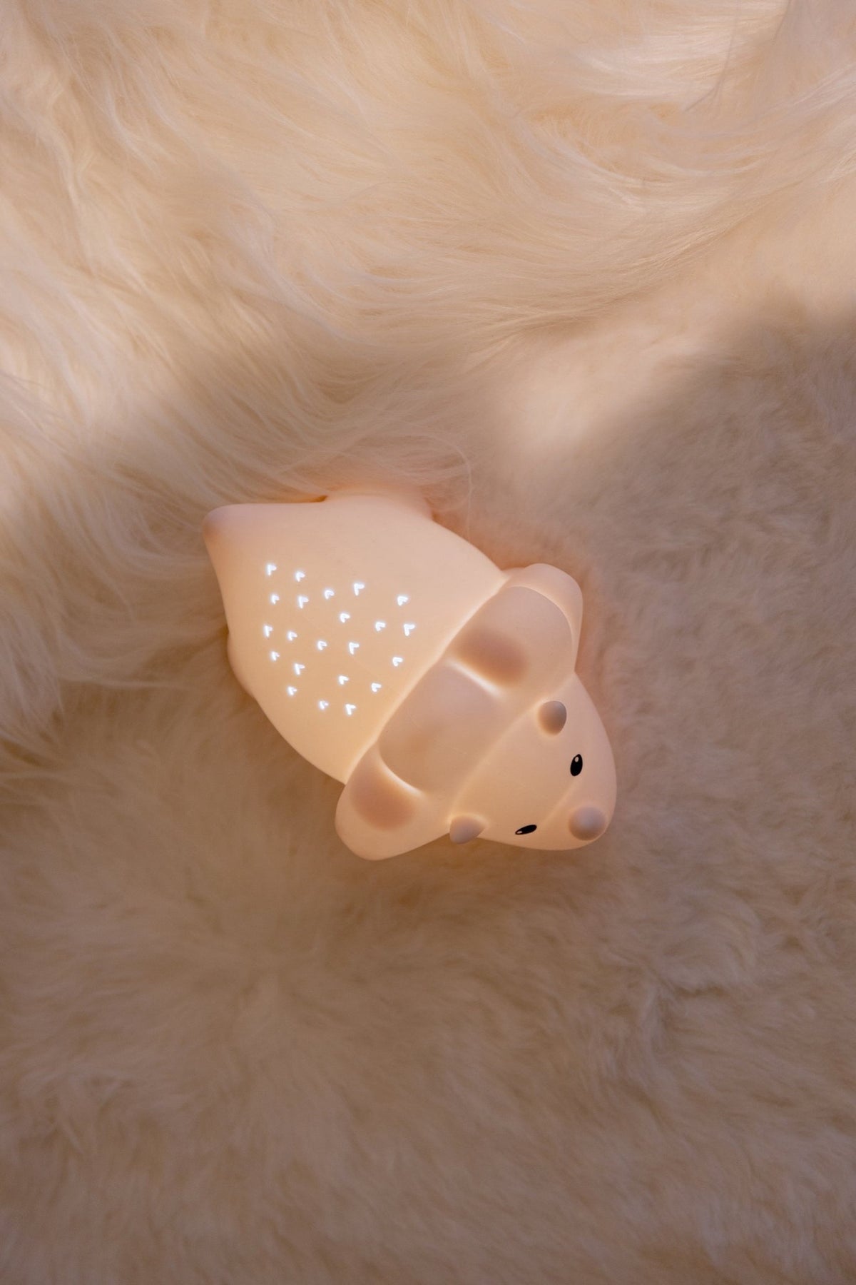 Veilleuse en silicone rechargeable — AP Junior — Juliette dino projecteur rose — autre vue 3 | Appart 17 Bruxelles
