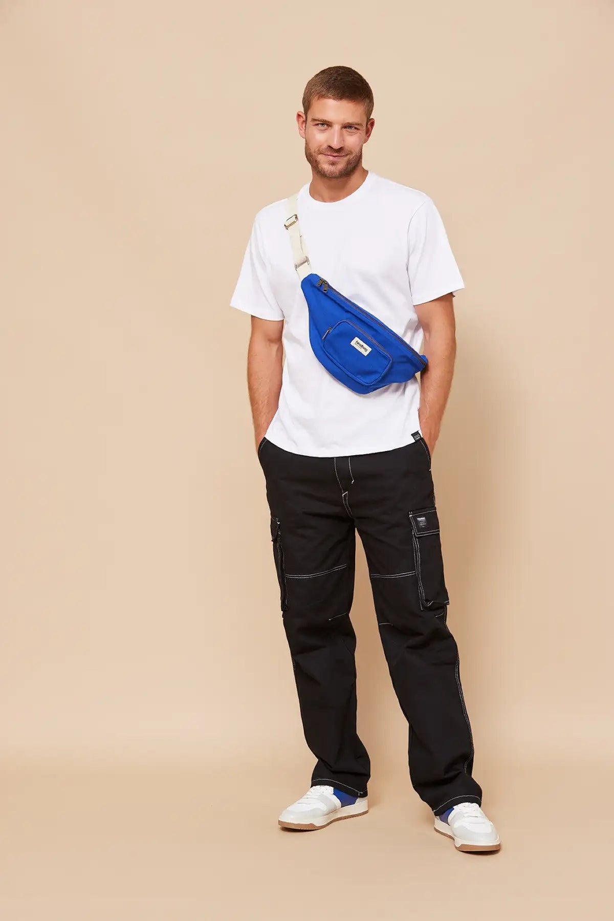Hindbag Sofia Sac banane XL en coton bio, 2 poches zippées — Hindbag — Bleu électrique — porté | Appart 17 Bruxelles