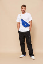 Hindbag Sofia Sac banane XL en coton bio, 2 poches zippées — Hindbag — Bleu électrique — porté | Appart 17 Bruxelles