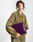 Housse d'ordinateur 13" et 14" matelassée en polyester recyclé — Wouf — Plum — porté | Appart 17 Bruxelles