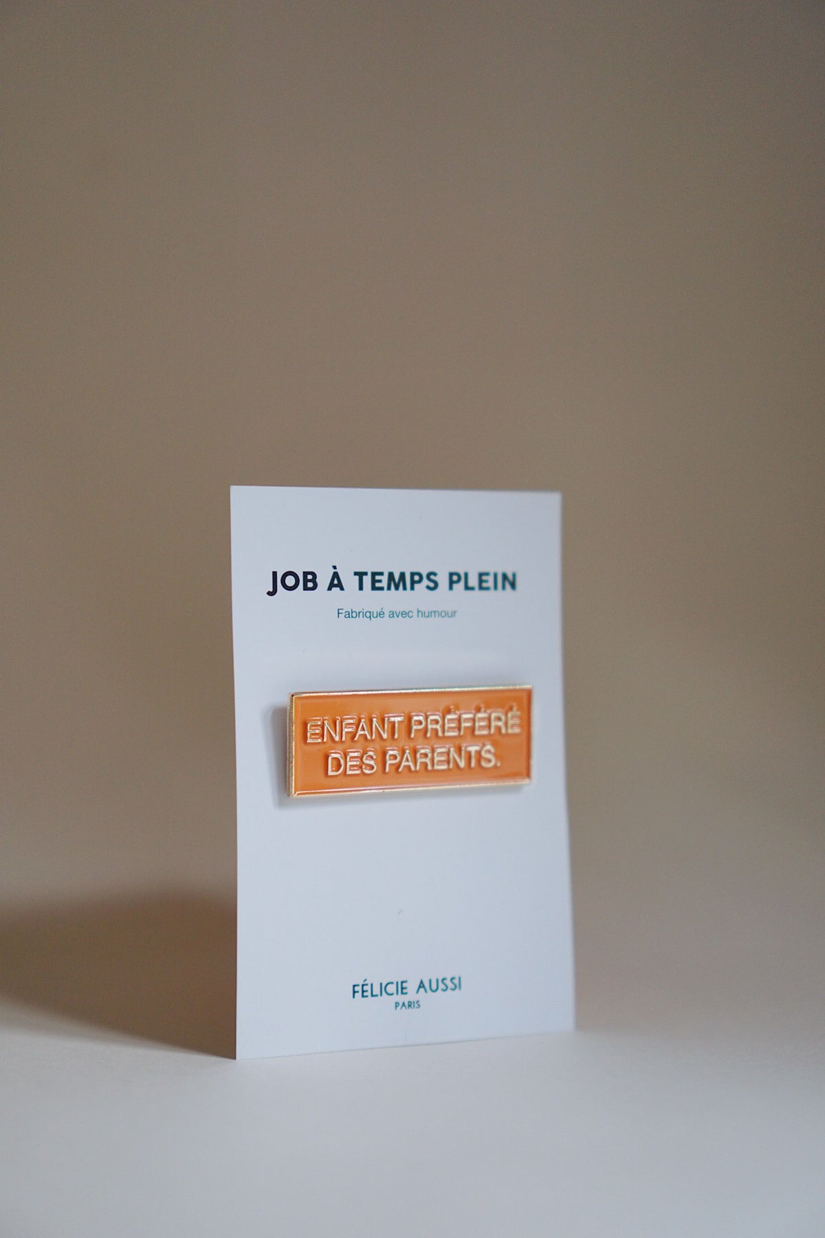 Pin's « Enfant préféré des parents » — Félicie Aussi — Orange — photo produit | Appart 17 Bruxelles