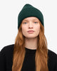 Colorful Standard Merino Wool Hat Bonnet côtelé à large revers laine mérinos — Colorful Standard — Emerald Green — porté, vue de face | Appart 17 Bruxelles