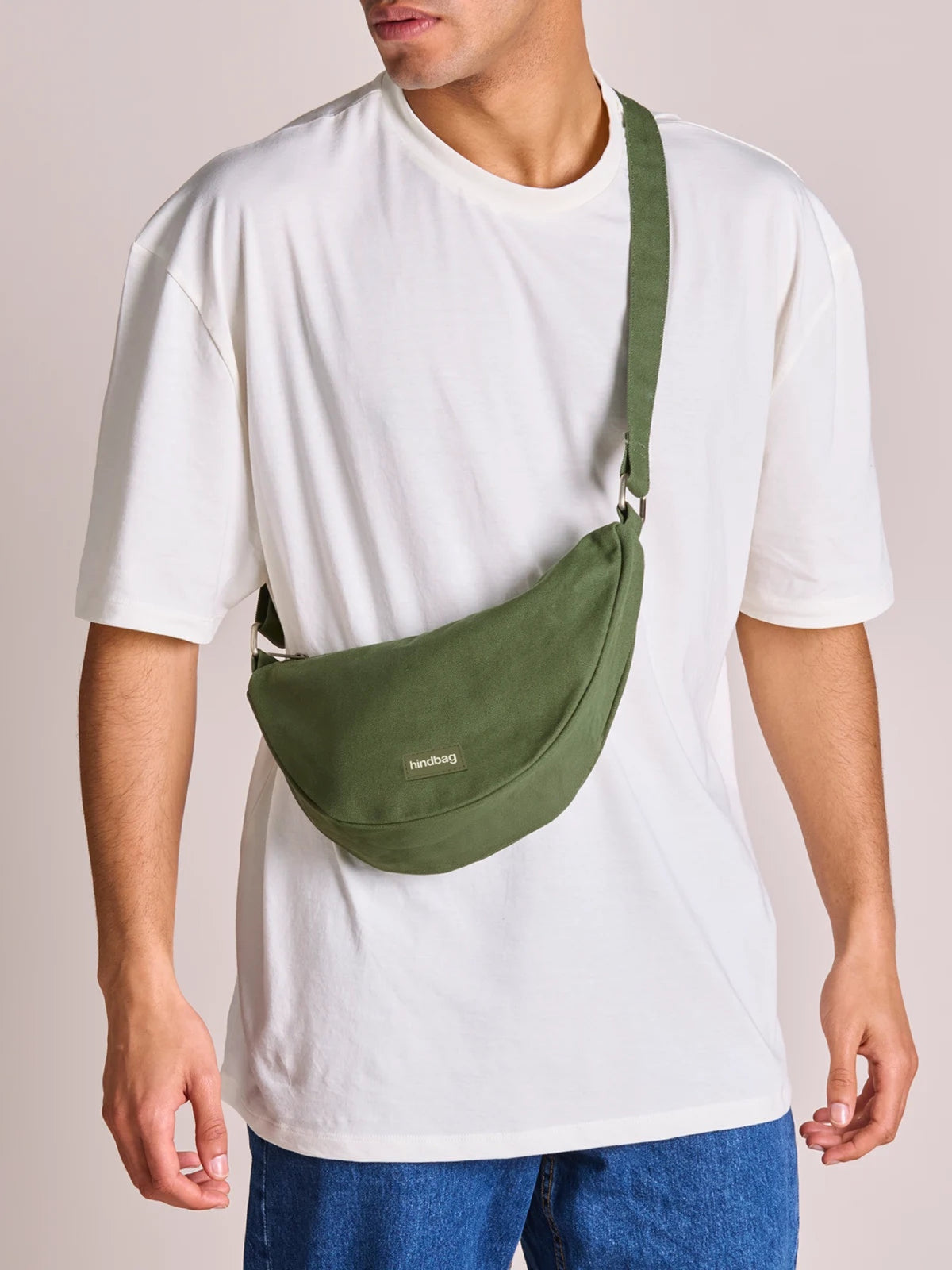 Hindbag Andrea Sac banane demi-lune en coton bio — Hindbag — Olive — porté, vue 2 2 | Appart 17 Bruxelles