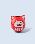 Fluid Market Vase Daruma chat porte-bonheur en céramique — Fluid Market — Rouge — packshot | Appart 17 Bruxelles