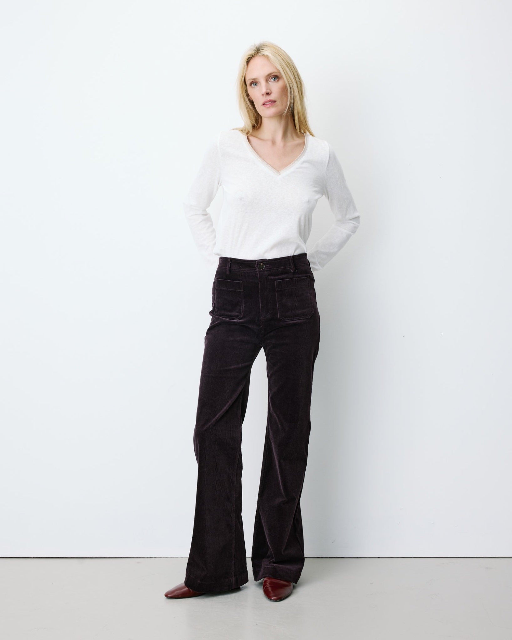 Alban Pantalon droit en velours côtelé — Grace & Mila — Aubergine — porté | Appart 17 Bruxelles