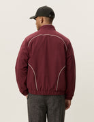 Seersucker Track Jacket Veste zippée de survêtement à passepoils — Les Deux — Chocolate Truffle Red — porté, de dos 2 | Appart 17 Bruxelles