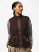 PCKATTY Gilet sans manches en teddy à col montant — Pieces — Hot Fudge — porté, de face | Appart 17 Bruxelles