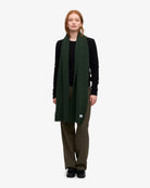 Colorful Standard Merino Wool Scarf Écharpe laine mérinos recyclée — Colorful Standard — Emerald Green — porté de profil 2 | Appart 17 Bruxelles