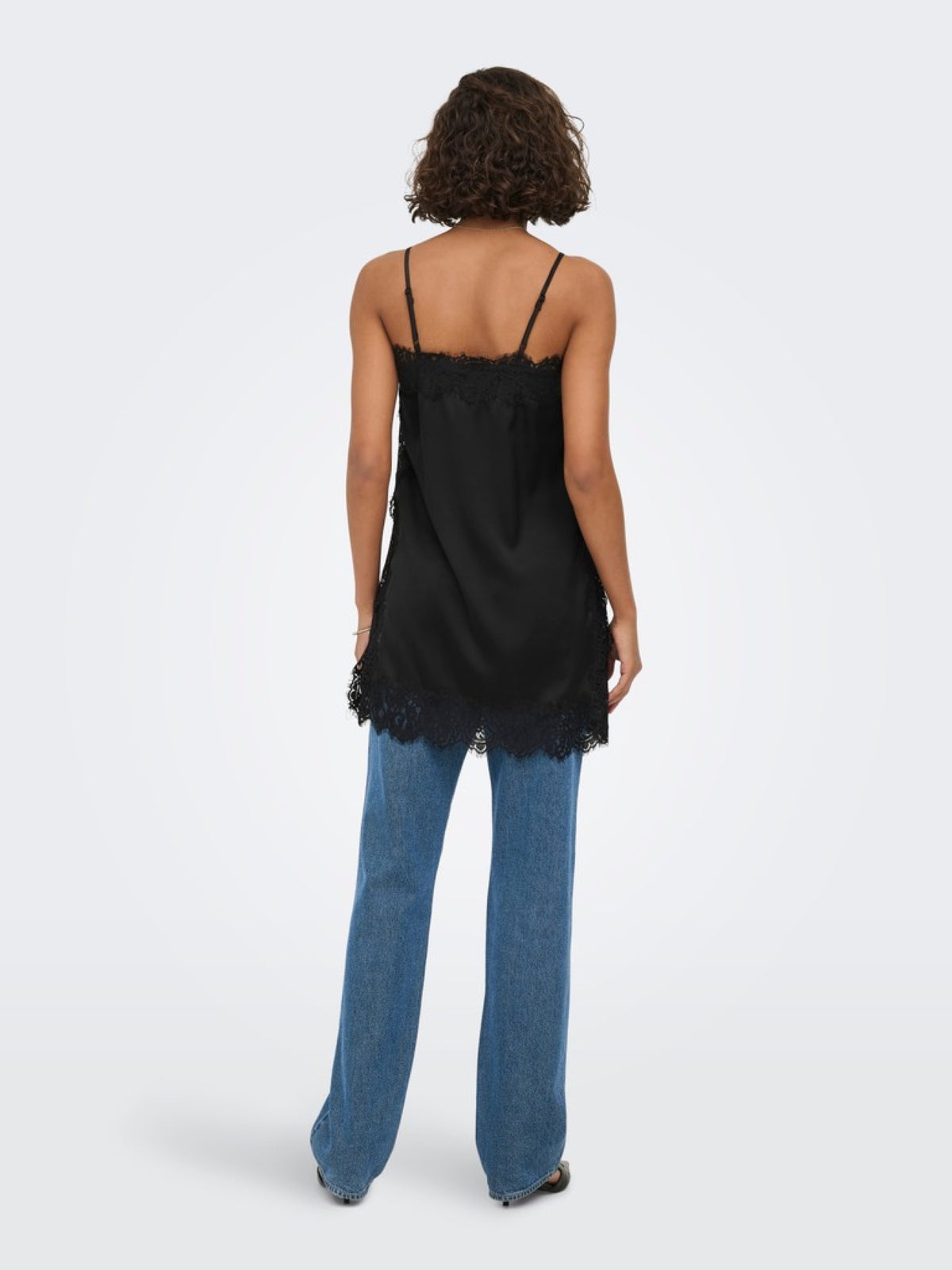 JDYALANA Caraco long satiné à bordures dentelle — JDY — Black — porté, vue de dos 4 | Appart 17 Bruxelles
