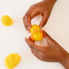 Pataploof, pâte à modeler lavante pour le bain 80 g — Nailmatic — Jaune — autre vue 2 | Appart 17 Bruxelles