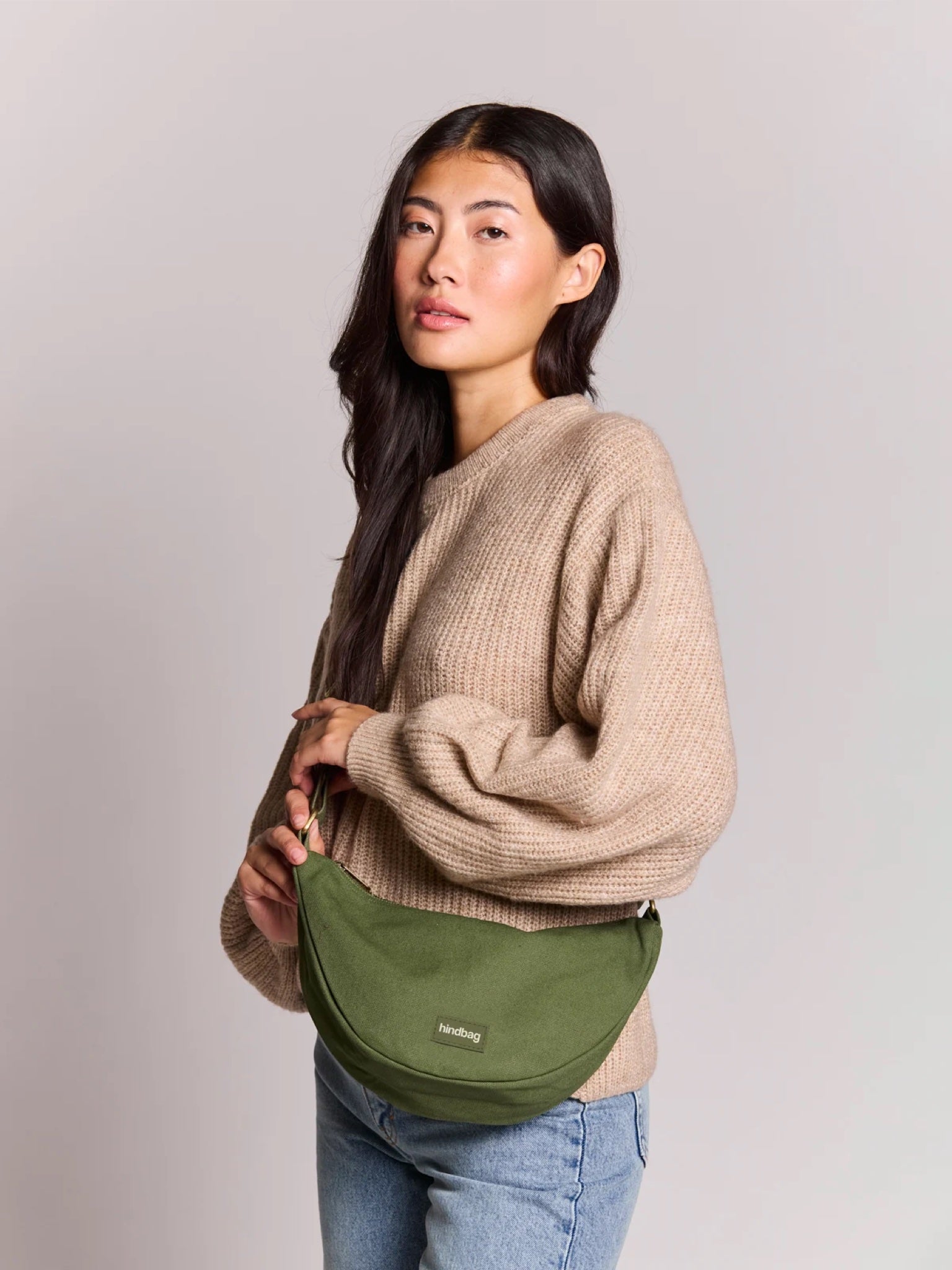 Hindbag Andrea Sac banane demi-lune en coton bio — Hindbag — Olive — porté | Appart 17 Bruxelles