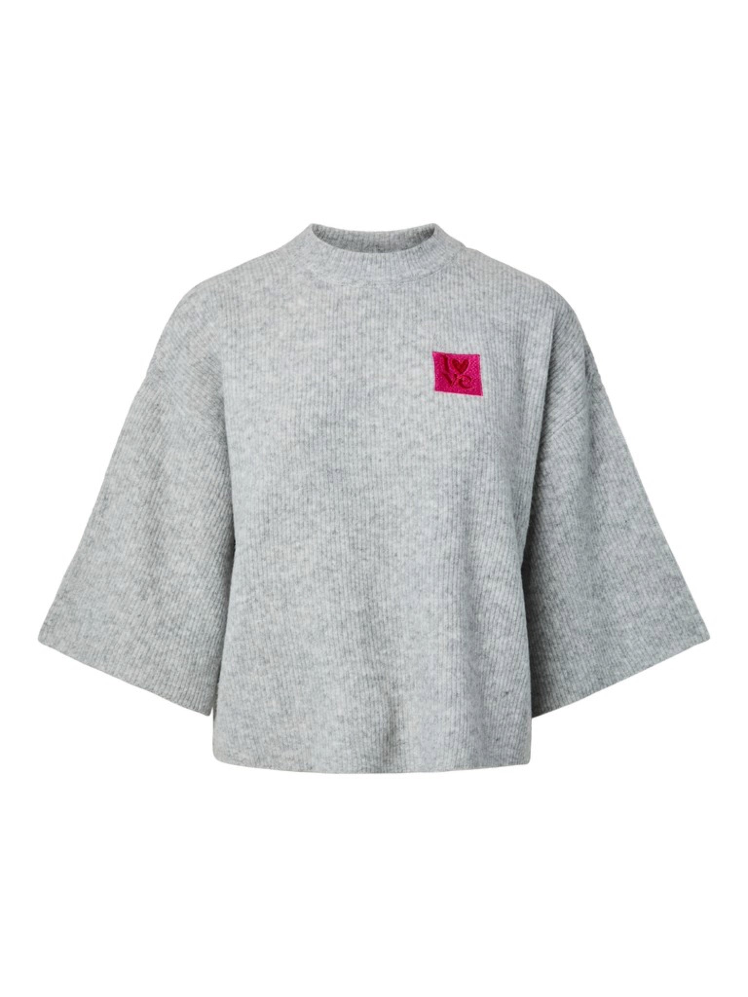 PCNIKO Pull court manches courtes à écusson brodé — Pieces — Light Grey Melange — packshot | Appart 17 Bruxelles