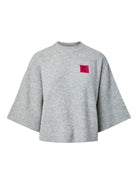 PCNIKO Pull court manches courtes à écusson brodé — Pieces — Light Grey Melange — packshot | Appart 17 Bruxelles
