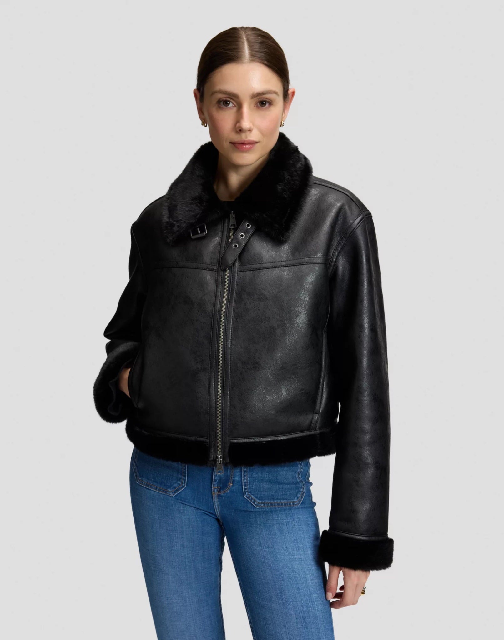 AVIATOR Blouson aviateur court femme effet cuir, col en peluche à boucle — Lee — Black — porté, de face | Appart 17 Bruxelles