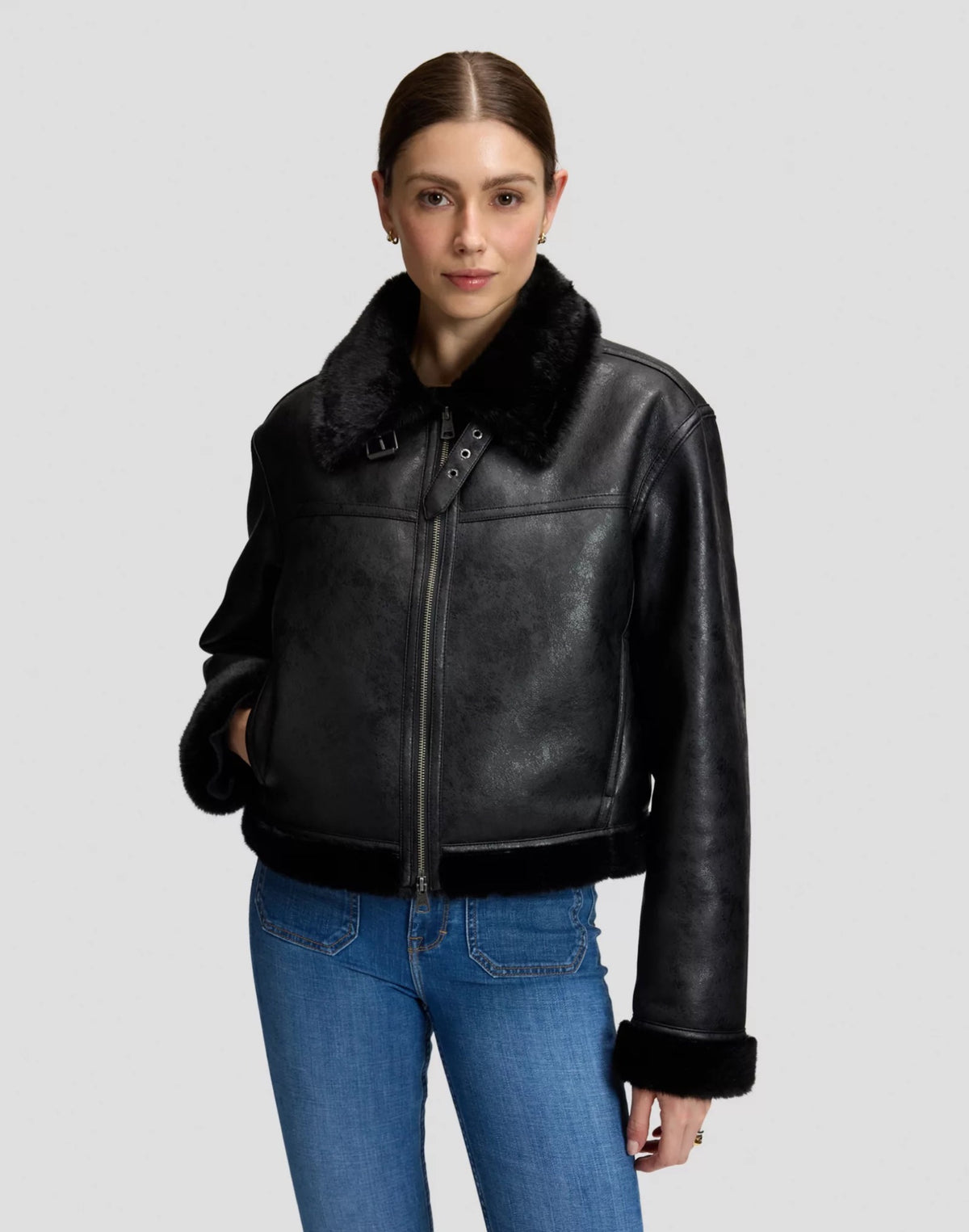 AVIATOR Blouson aviateur court femme effet cuir, col en peluche à boucle — Lee — Black — porté, de face | Appart 17 Bruxelles