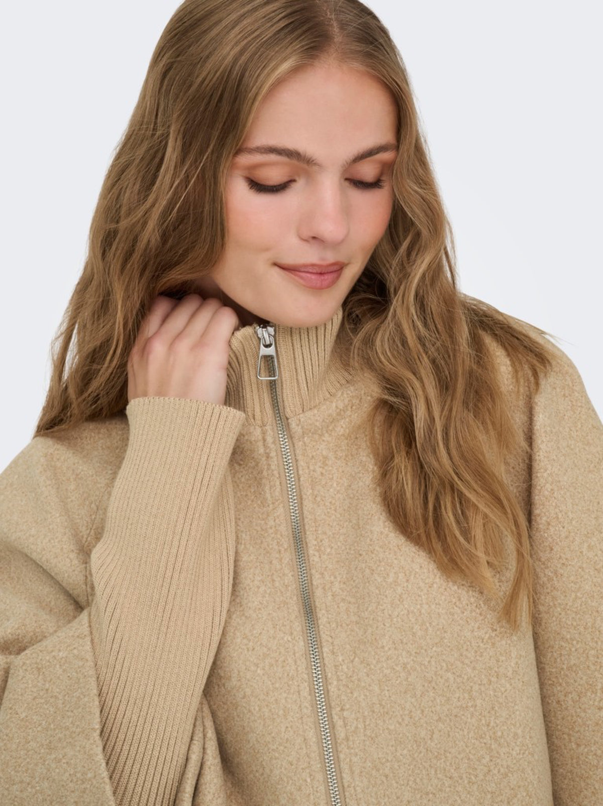 JDYMEMORY Veste courte zippée à col montant en lainage côtelé — JDY — Camel Melange — détail du col zippé 5 | Appart 17 Bruxelles