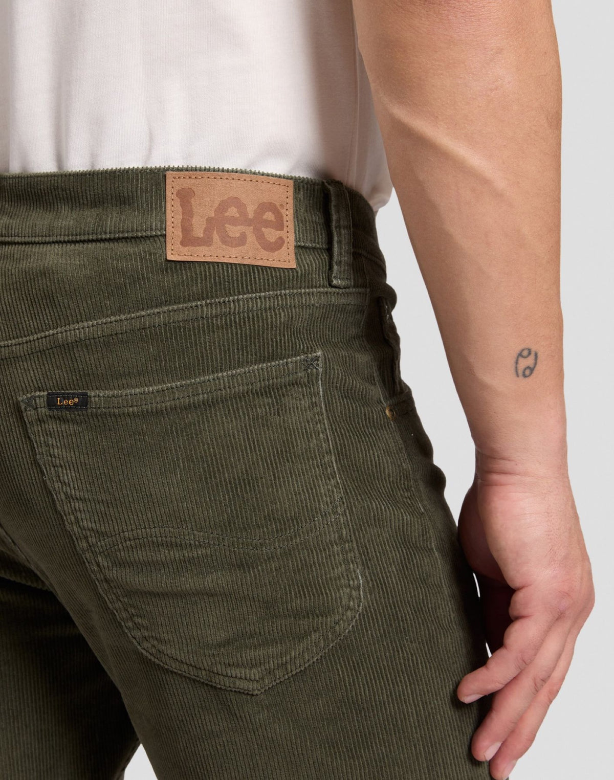 LEE DAREN Pantalon velours côtelé — Lee — Deep Depths — détail de la poche arrière | Appart 17 Bruxelles