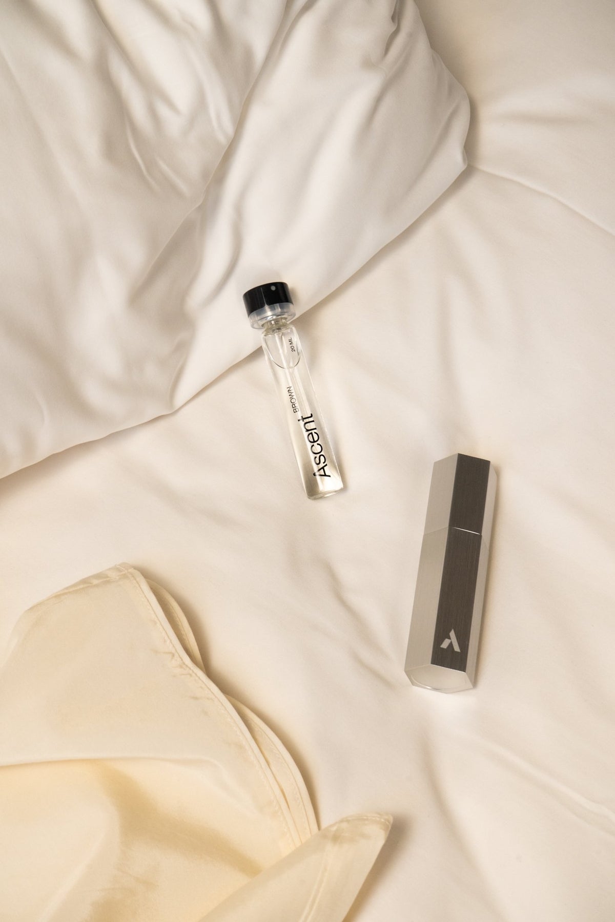 Ascent Starter Pack Étui rechargeable en aluminium + extrait de parfum 20 ml — Ascent — Brown — en situation | Appart 17 Bruxelles