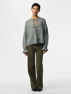 PCSALLY Cardigan réversible à nouer et poignets volantés — Pieces — Medium Grey Melange — porté 2 | Appart 17 Bruxelles